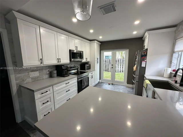 801 W Beckley Sq, Davie FL 33325