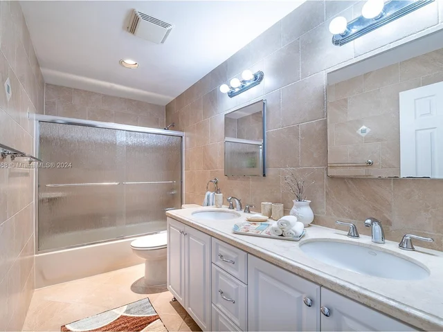 9500 NW 10th St, Plantation FL 33322