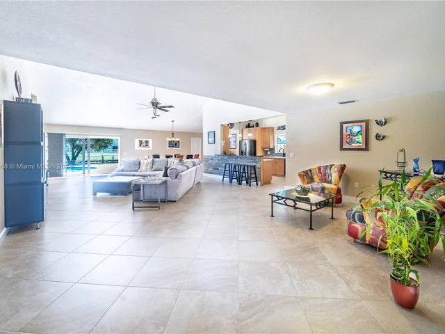 9500 NW 10th St, Plantation FL 33322