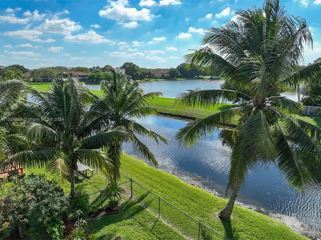 9500 NW 10th St, Plantation FL 33322