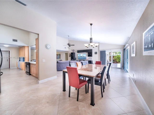 9500 NW 10th St, Plantation FL 33322