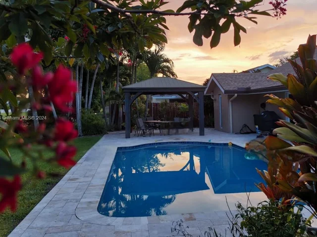 9500 NW 10th St, Plantation FL 33322