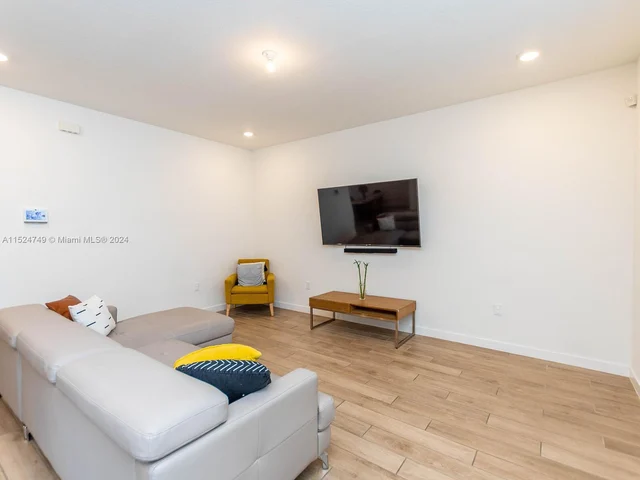 839 SE 17th Ct, Homestead FL 33034