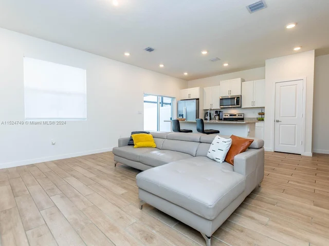 839 SE 17th Ct, Homestead FL 33034