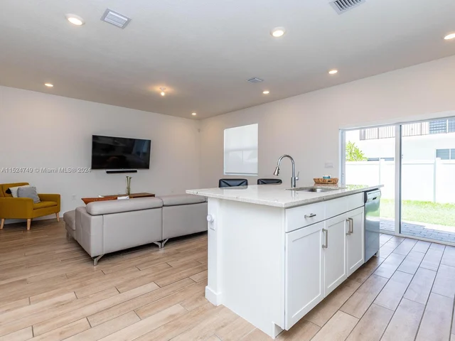 839 SE 17th Ct, Homestead FL 33034