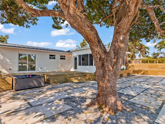 660 SE 4th Ave, Pompano Beach FL 33060