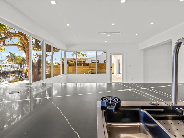 660 SE 4th Ave, Pompano Beach FL 33060