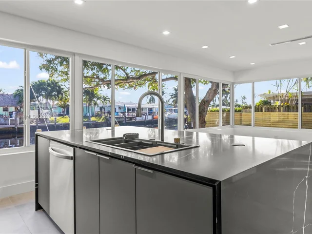 660 SE 4th Ave, Pompano Beach FL 33060