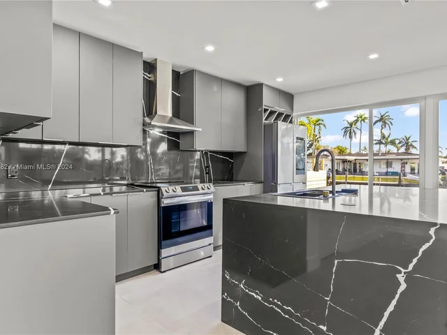 660 SE 4th Ave, Pompano Beach FL 33060