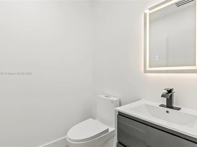 660 SE 4th Ave, Pompano Beach FL 33060