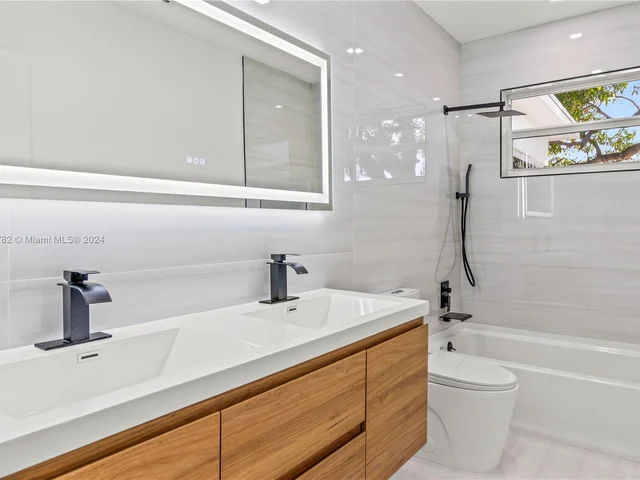 660 SE 4th Ave, Pompano Beach FL 33060