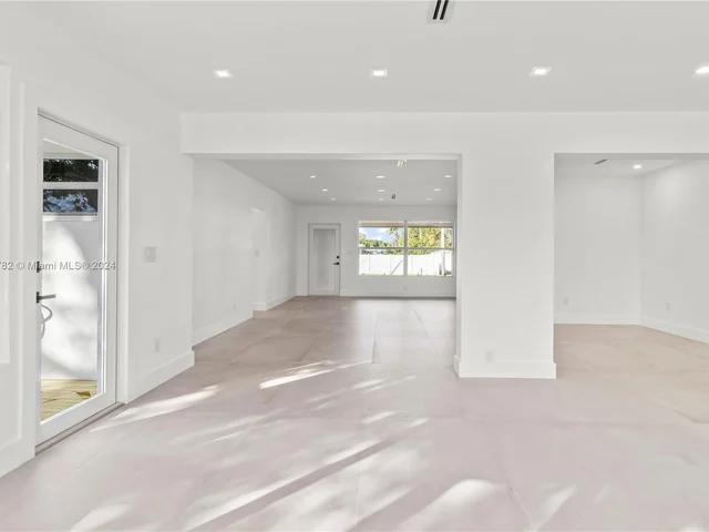 660 SE 4th Ave, Pompano Beach FL 33060