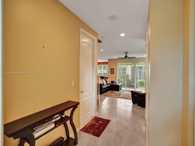 5208 Falcon Trl, Davie FL 33314