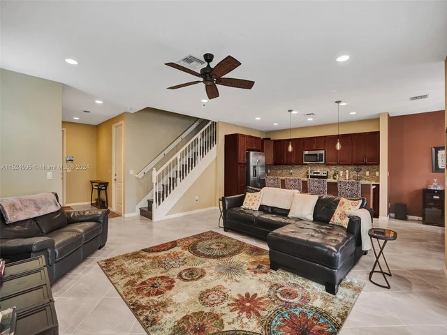 5208 Falcon Trl, Davie FL 33314