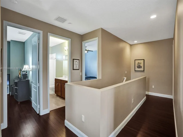 5208 Falcon Trl, Davie FL 33314