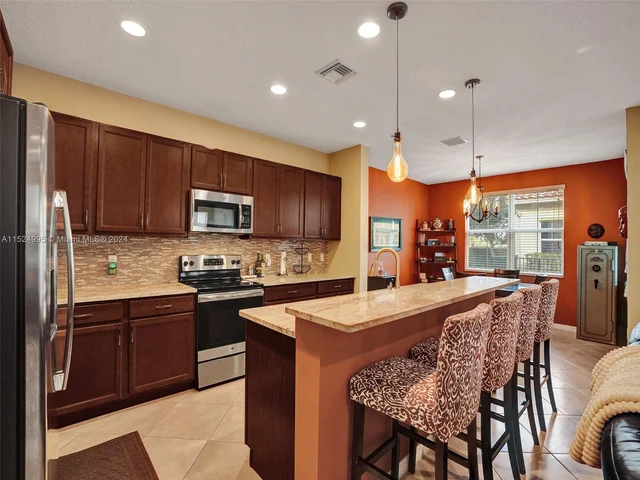 5208 Falcon Trl, Davie FL 33314