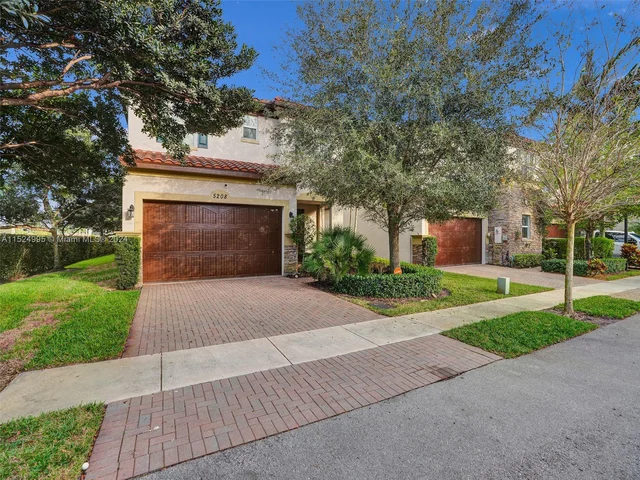 5208 Falcon Trl, Davie FL 33314
