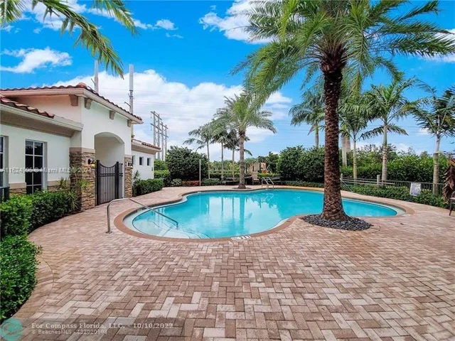 5208 Falcon Trl, Davie FL 33314