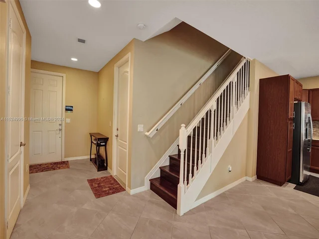 5208 Falcon Trl, Davie FL 33314