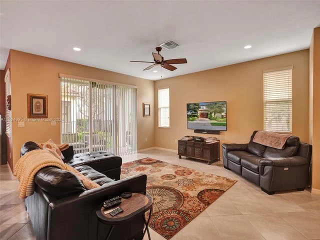 5208 Falcon Trl, Davie FL 33314