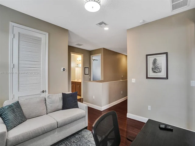 5208 Falcon Trl, Davie FL 33314