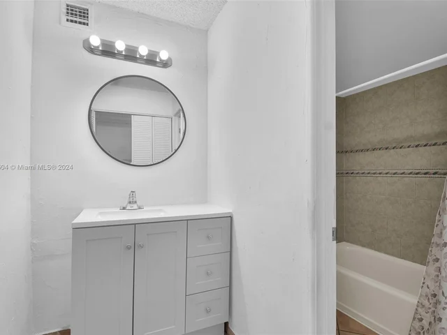 9682 Fontainebleau Blvd # 306, Miami FL 33172