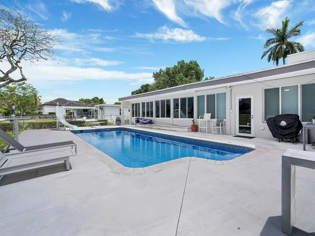 621 E Tropical WAY, Plantation FL 33317