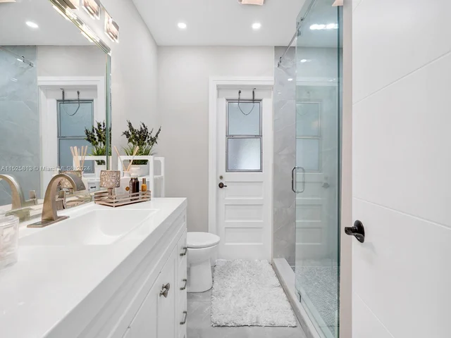 621 E Tropical WAY, Plantation FL 33317