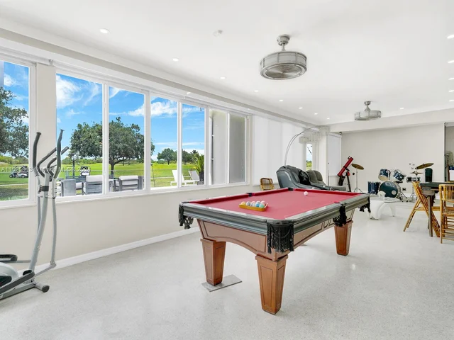 621 E Tropical WAY, Plantation FL 33317