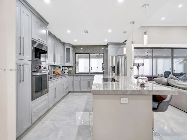 621 E Tropical WAY, Plantation FL 33317