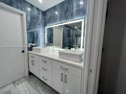 621 E Tropical WAY, Plantation FL 33317