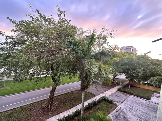 1975 NE 135th St # 3N, North Miami FL 33181