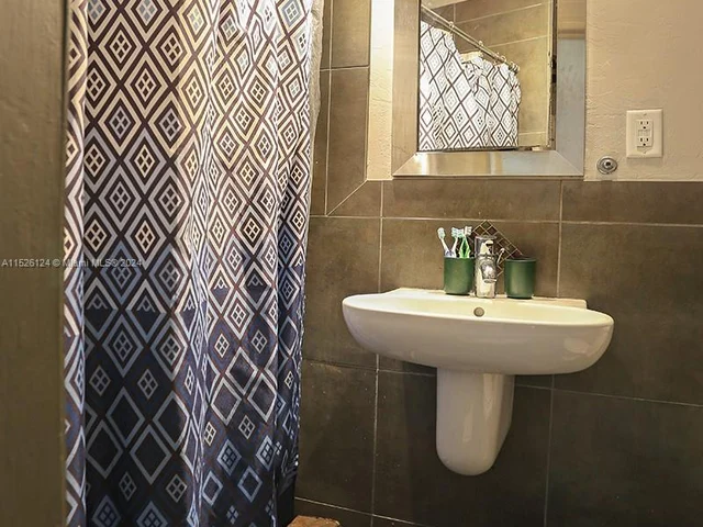 1124 NW 18th Ct, Fort Lauderdale FL 33311