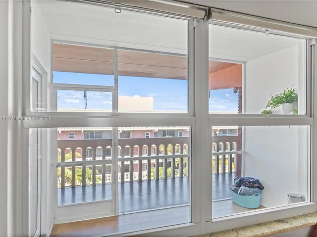 180 NE 12th Ave # 12E, Hallandale Beach FL 33009