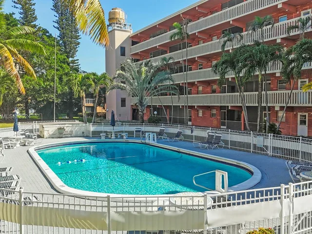 180 NE 12th Ave # 12E, Hallandale Beach FL 33009