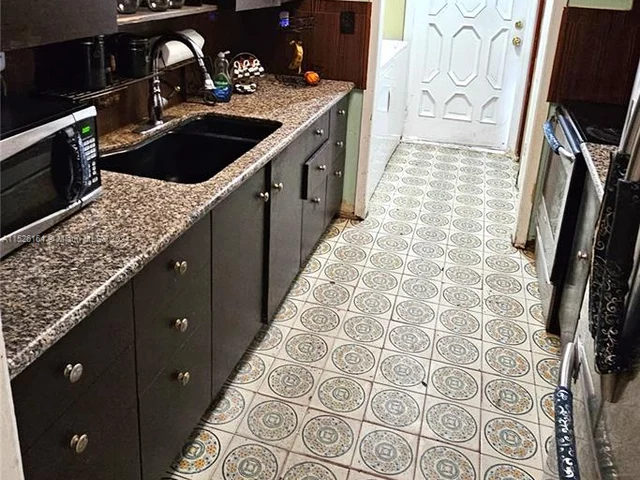 665 SE 7th Pl, Hialeah FL 33010