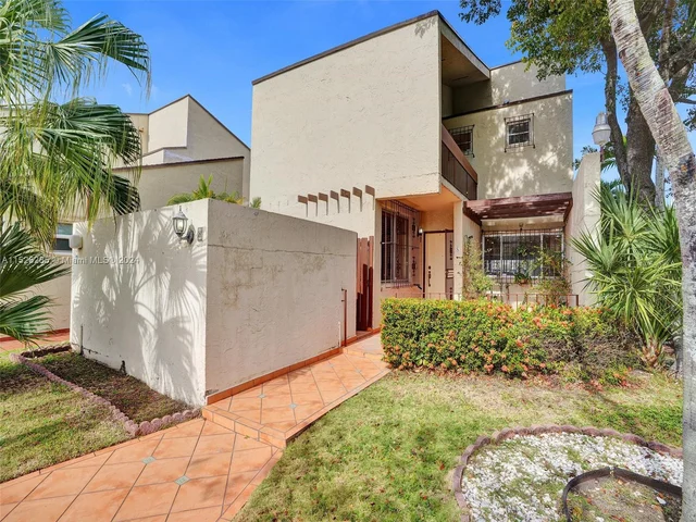 9139 Fontainebleau Blvd # 8, Miami FL 33172