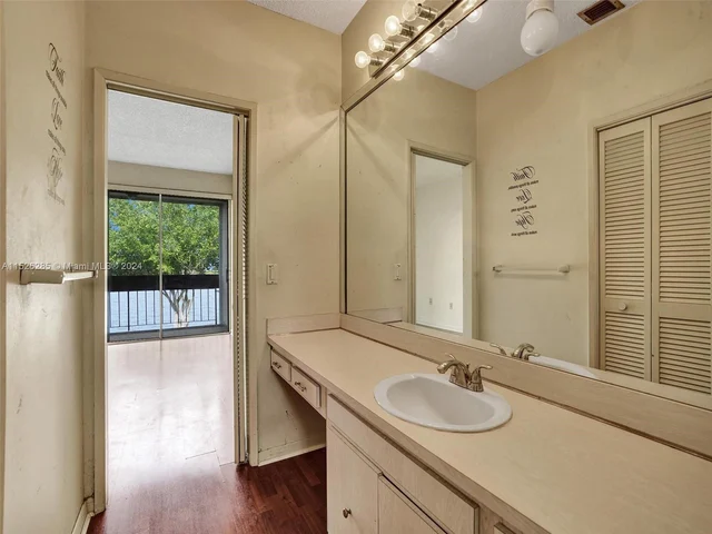 9139 Fontainebleau Blvd # 8, Miami FL 33172