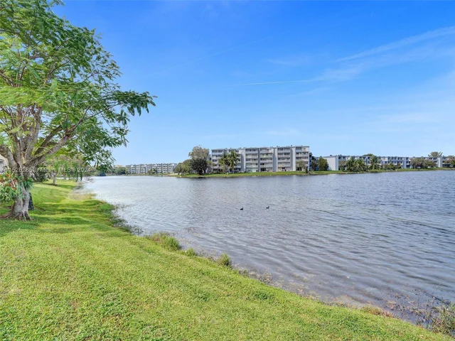 9139 Fontainebleau Blvd # 8, Miami FL 33172