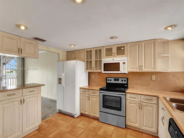 9139 Fontainebleau Blvd # 8, Miami FL 33172