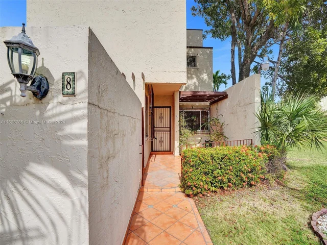 9139 Fontainebleau Blvd # 8, Miami FL 33172