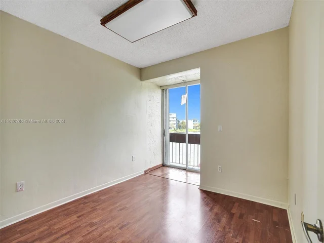 9139 Fontainebleau Blvd # 8, Miami FL 33172