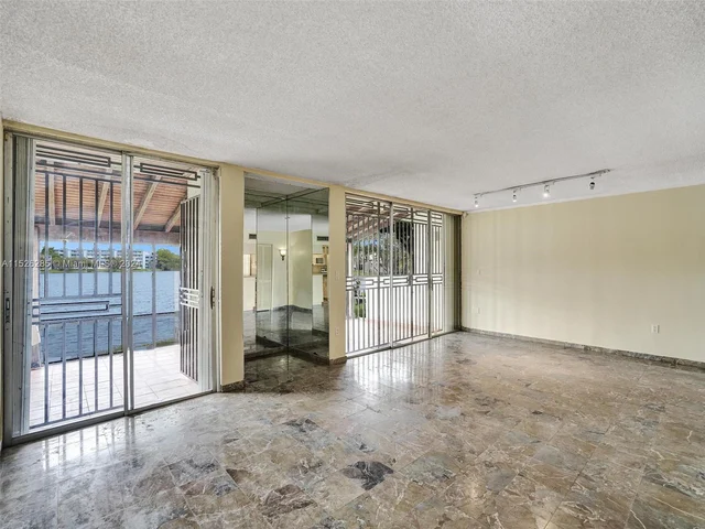 9139 Fontainebleau Blvd # 8, Miami FL 33172