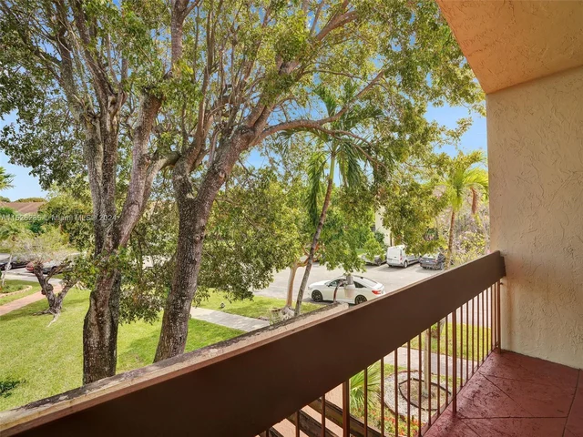 9139 Fontainebleau Blvd # 8, Miami FL 33172