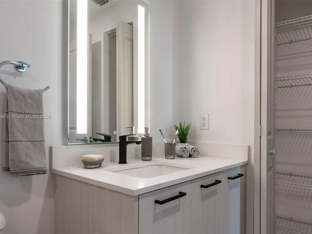 221 SW 12th St, Miami FL 33130