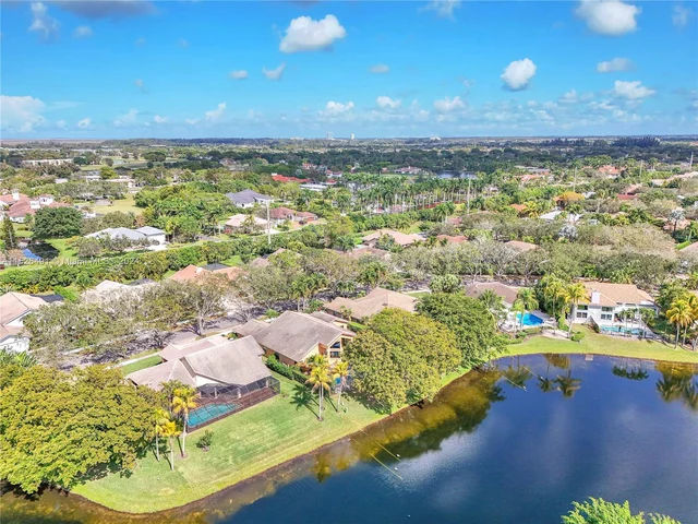 1020 Creekford Dr, Weston FL 33326