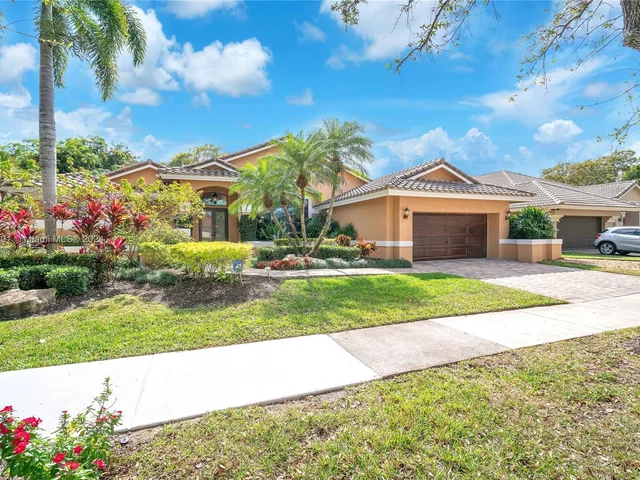 1020 Creekford Dr, Weston FL 33326