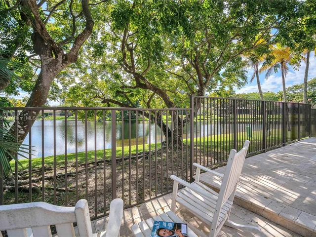 1020 Creekford Dr, Weston FL 33326