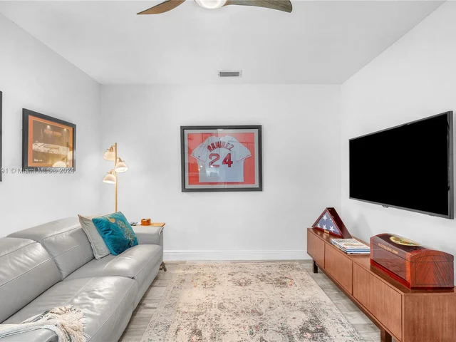 1020 Creekford Dr, Weston FL 33326