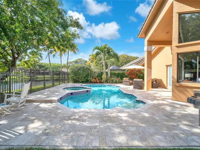 1020 Creekford Dr, Weston FL 33326